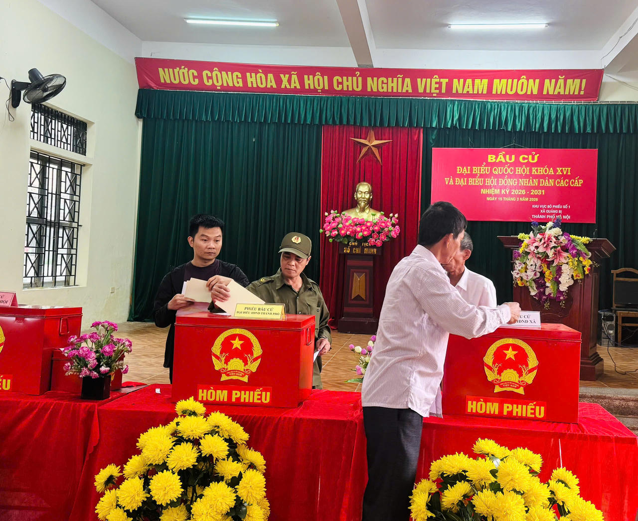 Cử tri Hà Nội hân hoan trong ngày bầu cử 