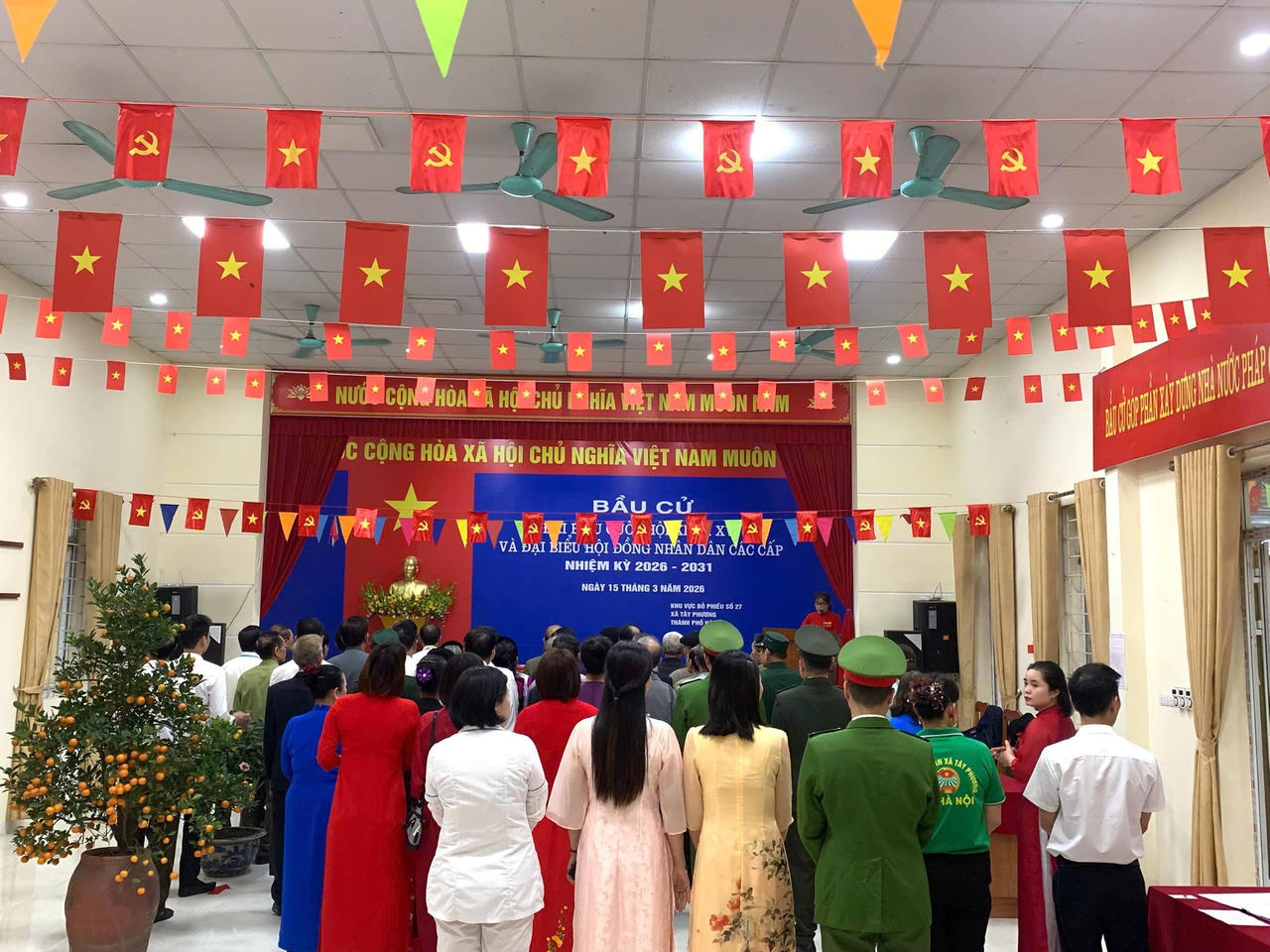 Cử tri Hà Nội hân hoan trong ngày bầu cử 