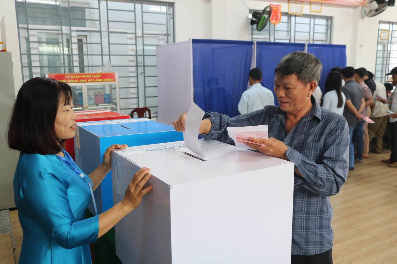 Cử tri xã Bình Châu tham gia bỏ phiếu.