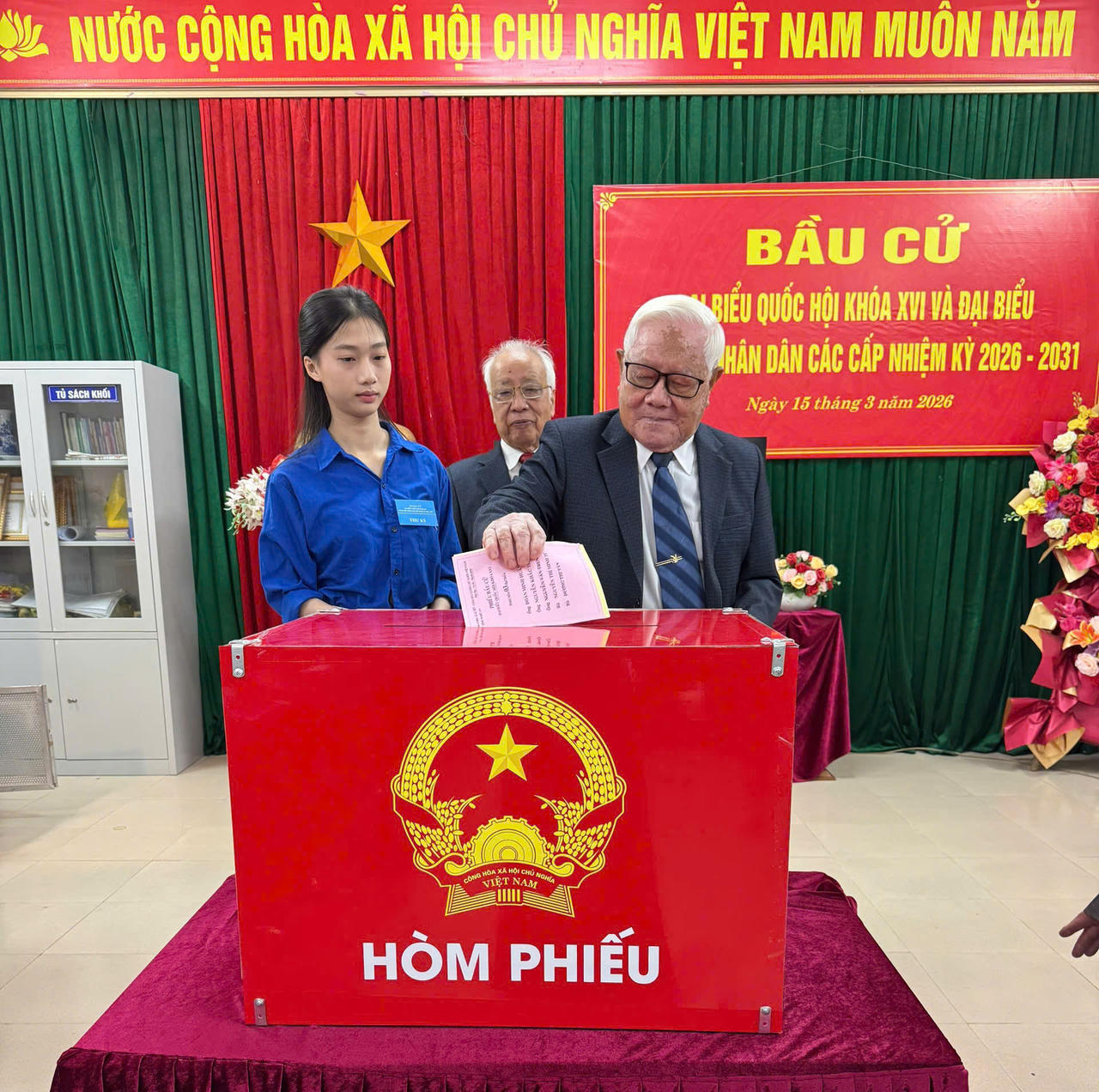 Cử tri khu vực bỏ phiếu số 32, phường Thành Vinh.