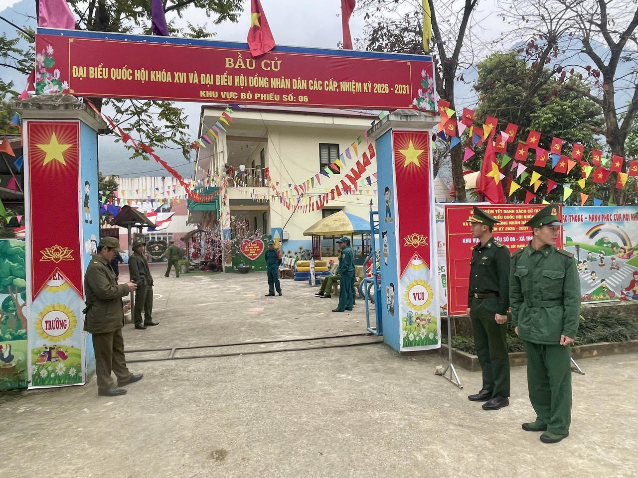 Những lá phiếu sớm của người lính quân hàm xanh trên tuyến đầu biên giới