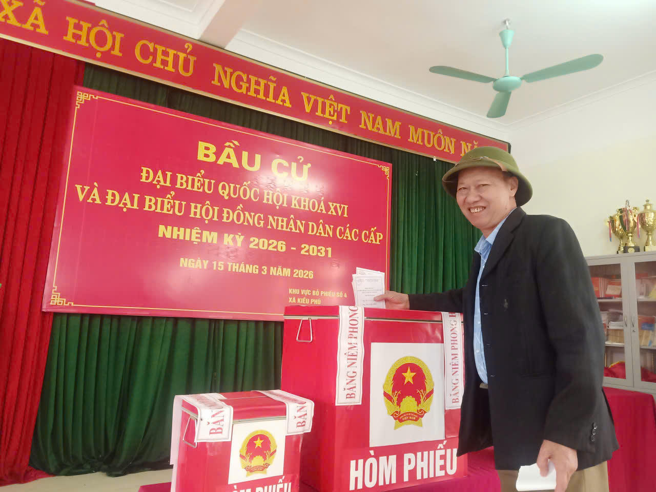 Niềm vui của cử tri khi thực hiện quyền và nghĩa vụ công dân