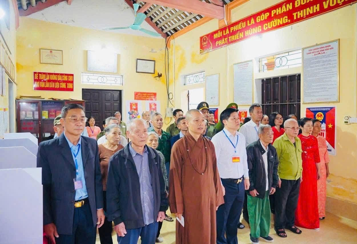 Chư tăng, phật tử tích cực tham gia ngày hội bầu cử