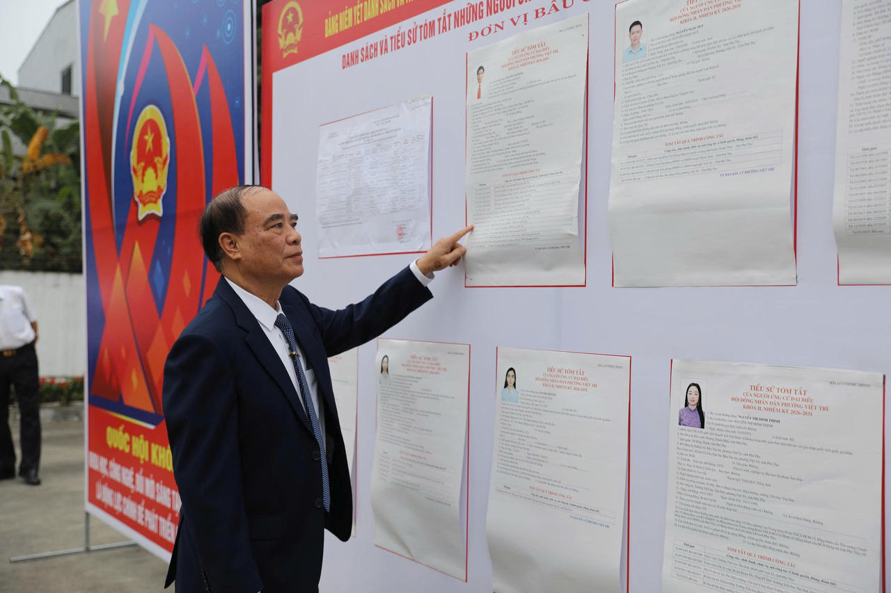 Cử tri tìm hiểu danh sách cử tri trước khi bầu cử. (Ảnh: Ngọc Phúc)