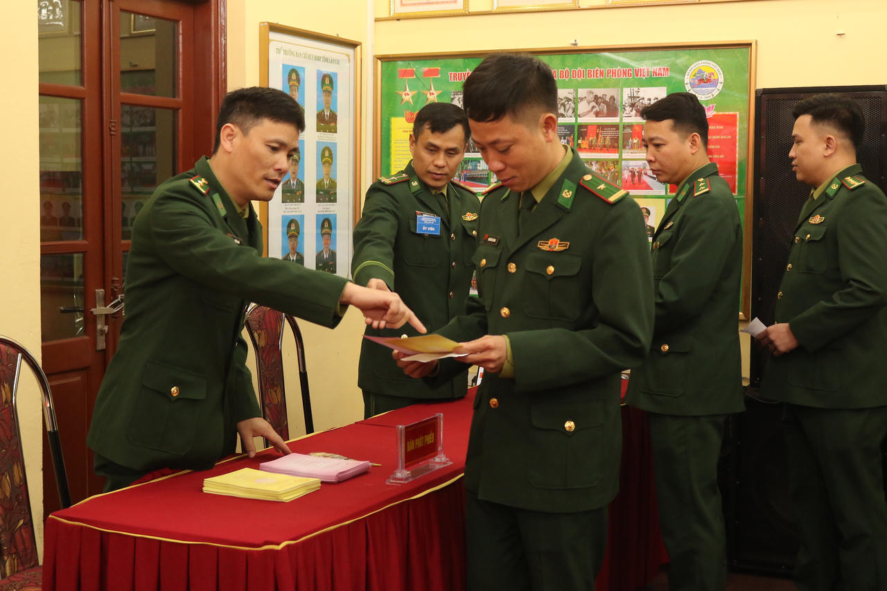 Những lá phiếu từ lúc rạng sáng của các cán bộ, chiến sĩ đồn Biên phòng cửa khẩu quốc tế Lào Cai