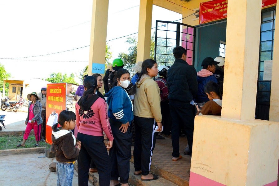 Cử tri đến sớm, xếp hàng chờ đến lượt vào khu vực bỏ phiếu.