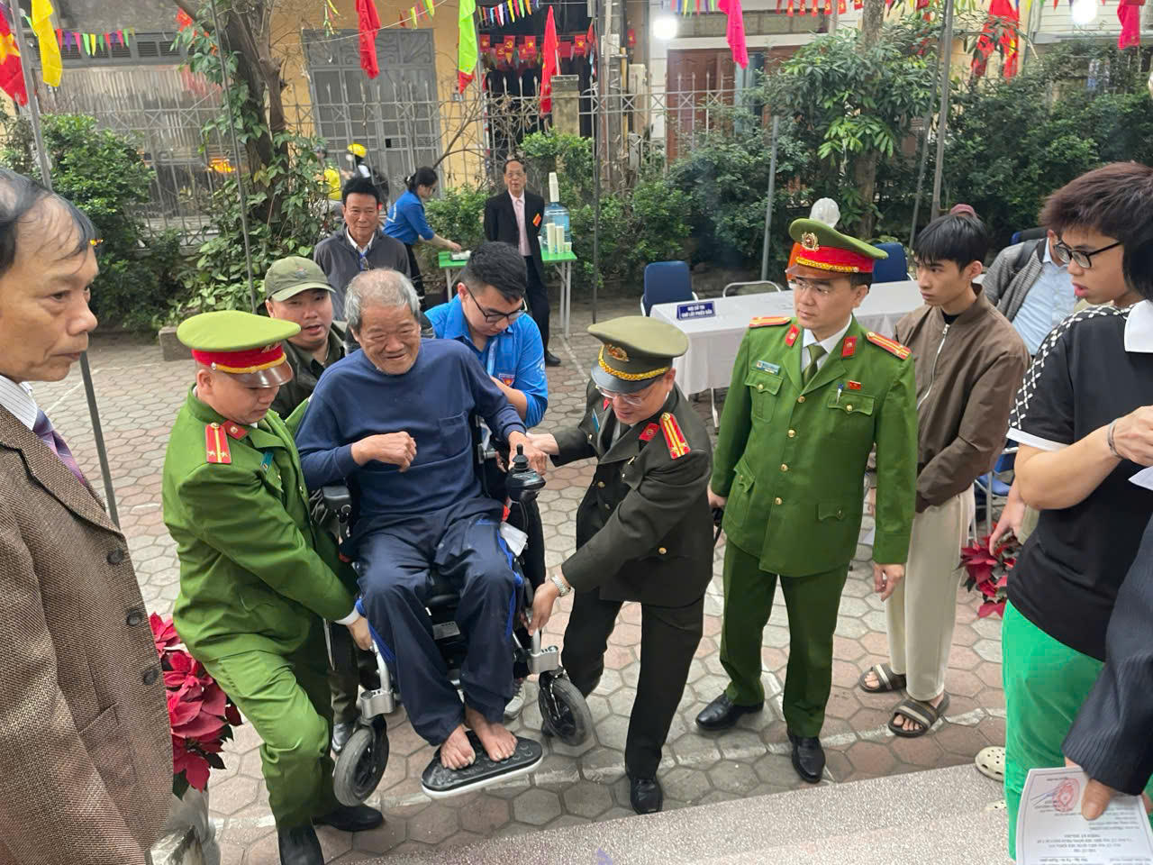 Công an phường Đông Ngạc sẵn sàng làm "đôi chân", "trợ thủ" đắc lực giúp đỡ các cụ già, người khuyết tật,... hoàn thành quyền công dân một cách dễ dàng và ấm áp nhất.