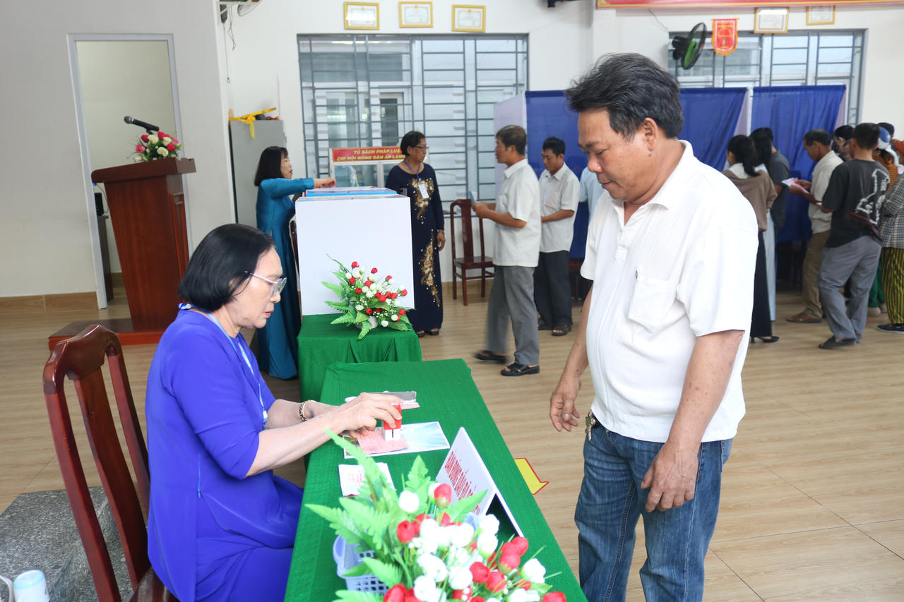 Đóng xác nhận cho các cử tri hoàn thành việc bỏ phiếu.