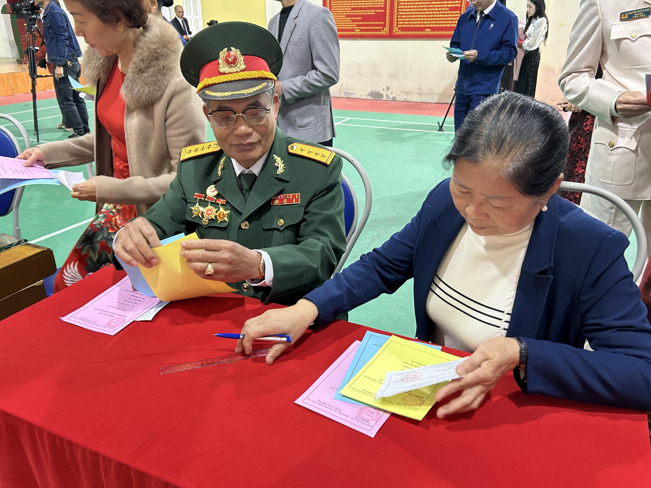 Quy trình bỏ phiếu được triển khai đúng hướng dẫn: cử tri xuất trình thẻ cử tri, nhận phiếu bầu, nghiên cứu tiểu sử các ứng cử viên, vào buồng gạch phiếu và bỏ phiếu vào hòm phiếu theo quy định. 