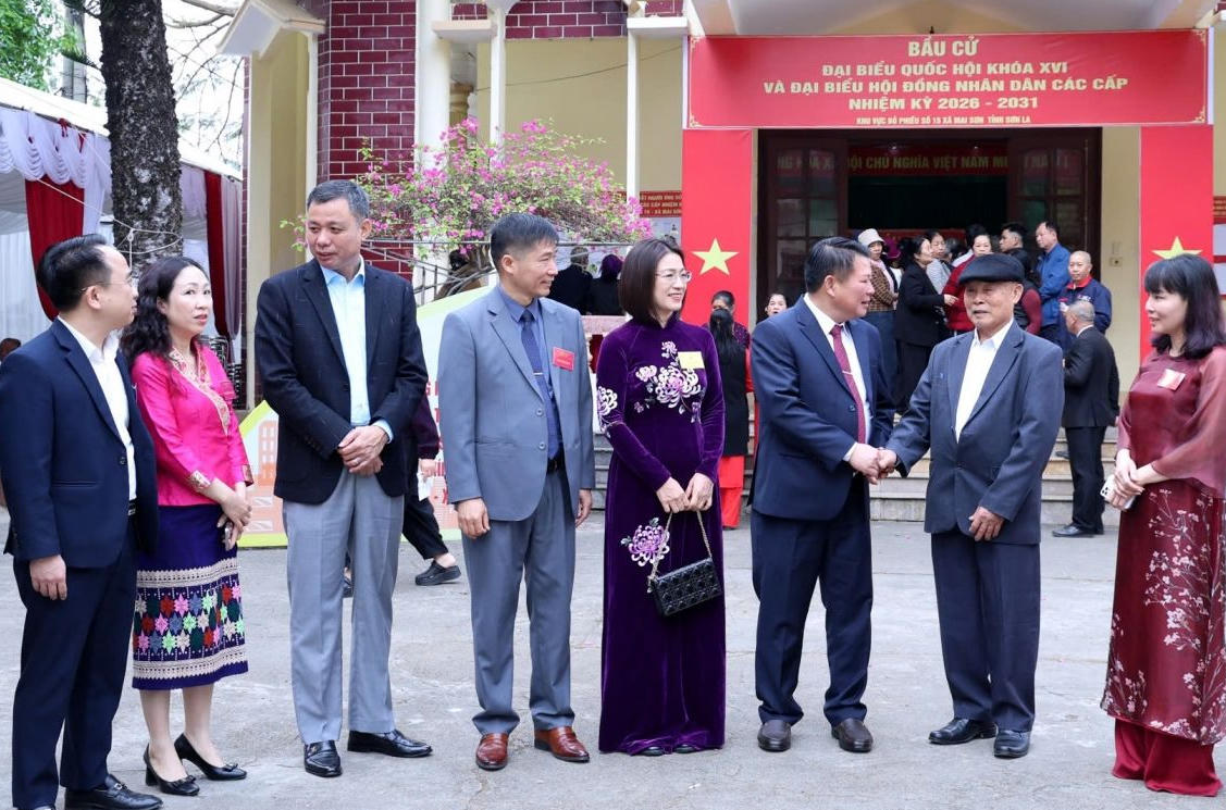 Phó Bí thư Thường trực Tỉnh ủy Sơn La Lò Minh Hùng dự khai mạc và thực hiện quyền công dân tại xã Mai Sơn. (Ảnh: CTV)