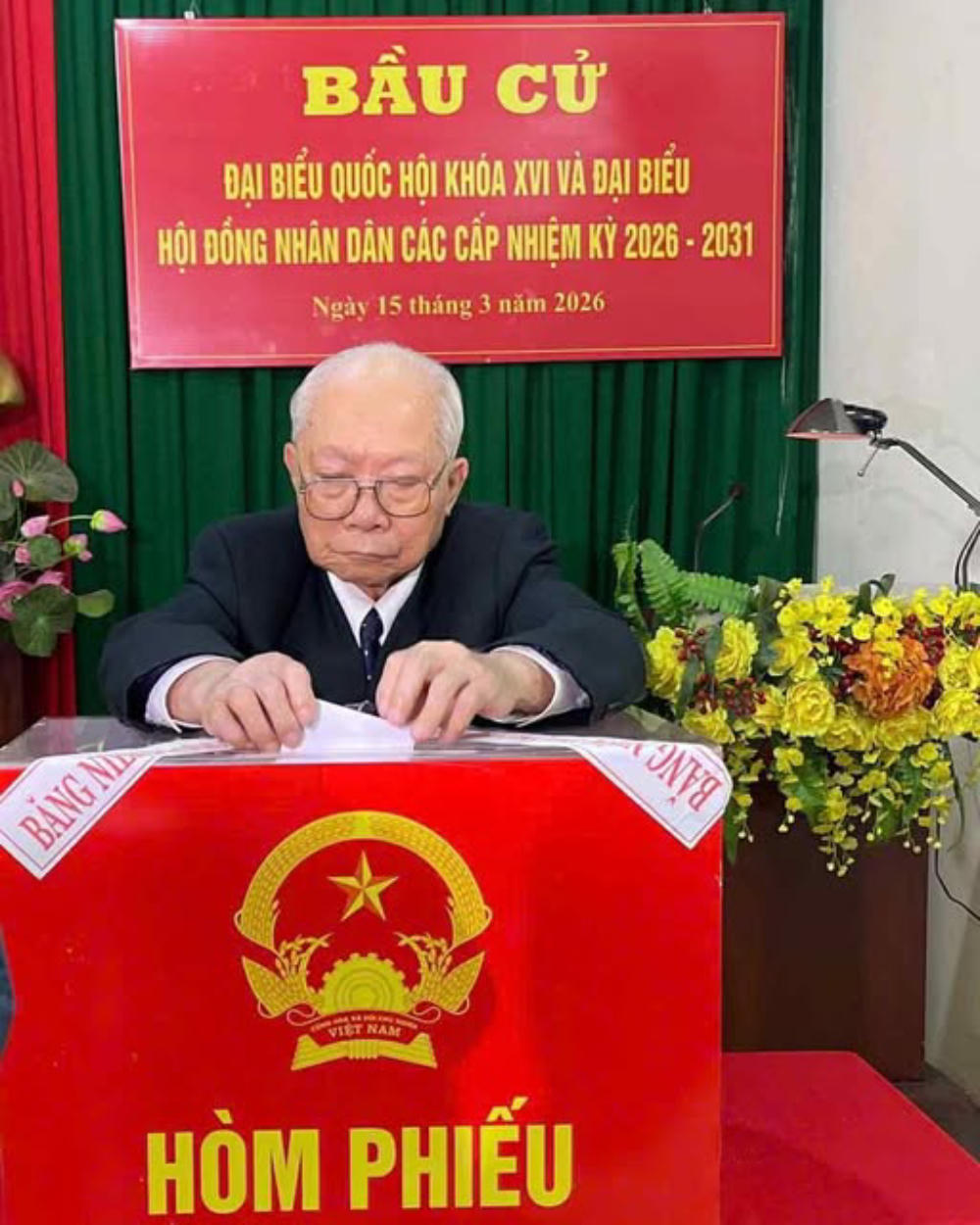 Cụ Thiều Quang Mộc (101 tuổi) bỏ phiếu bầu cử tại phường Hàm Rồng, tỉnh Thanh Hóa.