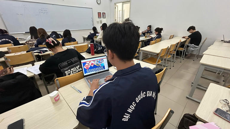 Sinh viên Đại học Quốc gia Hà Nội theo dõi thông tin về bầu cử trên các nền tảng số.