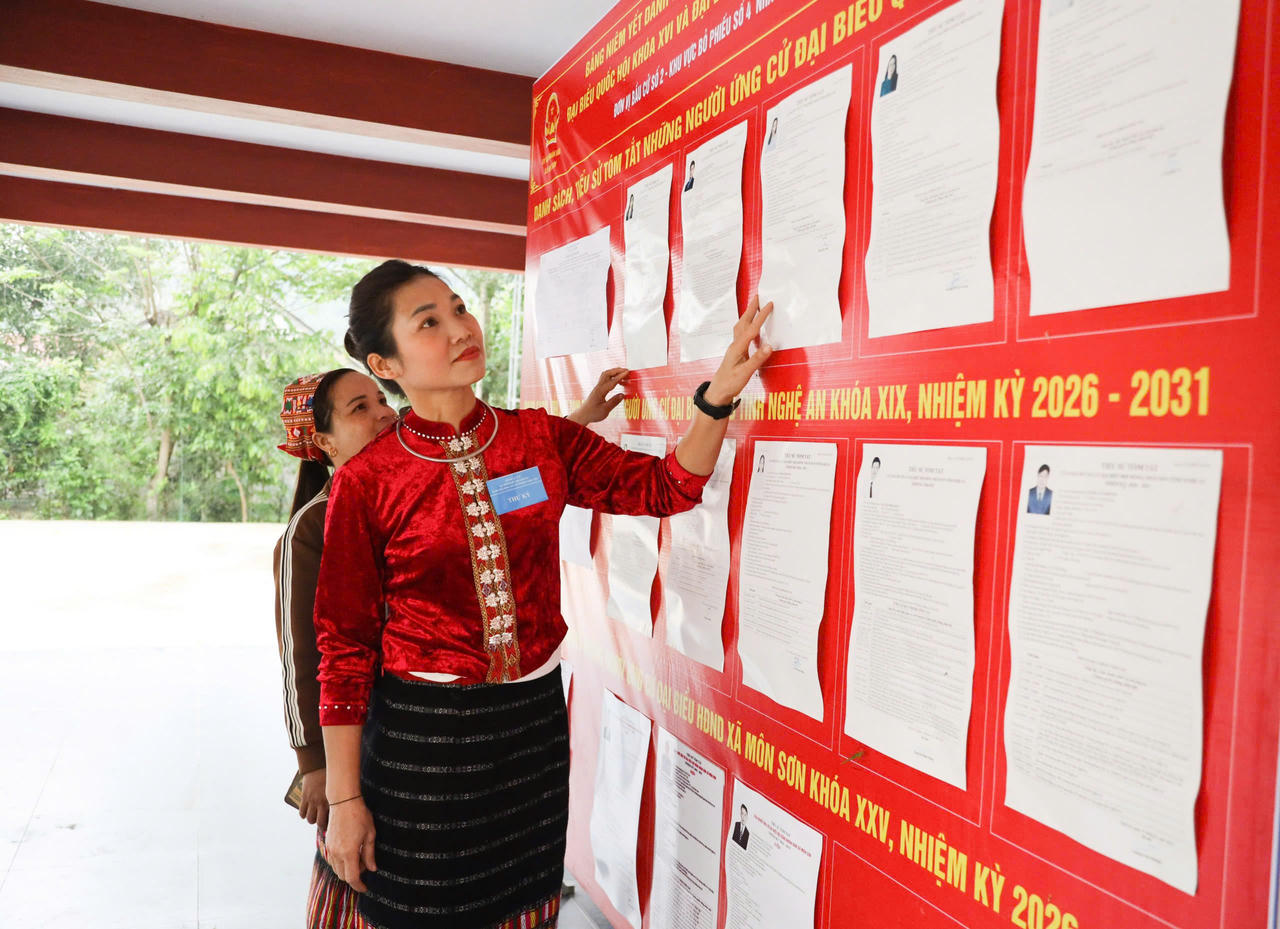 Phụ nữ người dân tộc Thái Nghệ An háo hức đi bỏ phiếu.