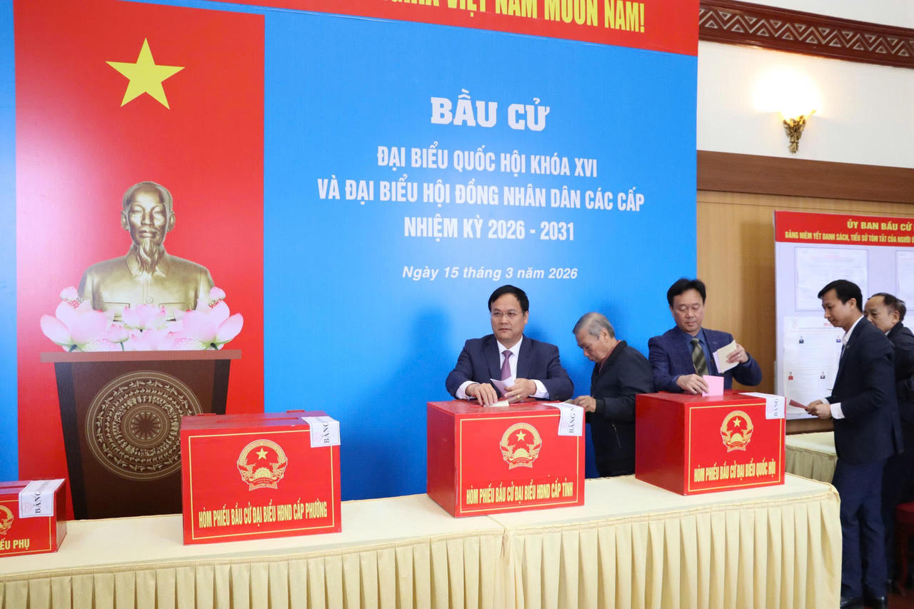 Cử tri bỏ phiếu tại khu vực bỏ phiếu số 16, phường Điện Biên Phủ.