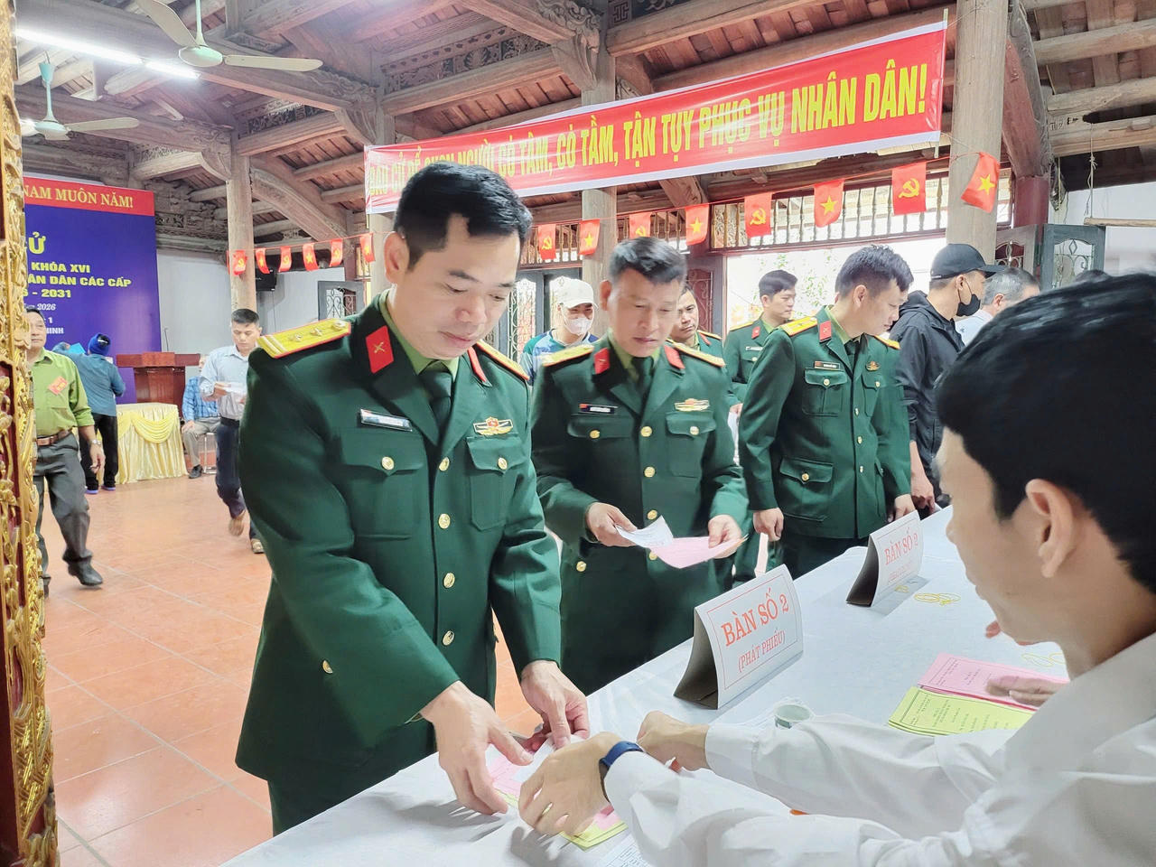 Cử tri xã Đại Đồng, tỉnh Bắc Ninh phấn khởi tham gia ngày bầu cử 15/3