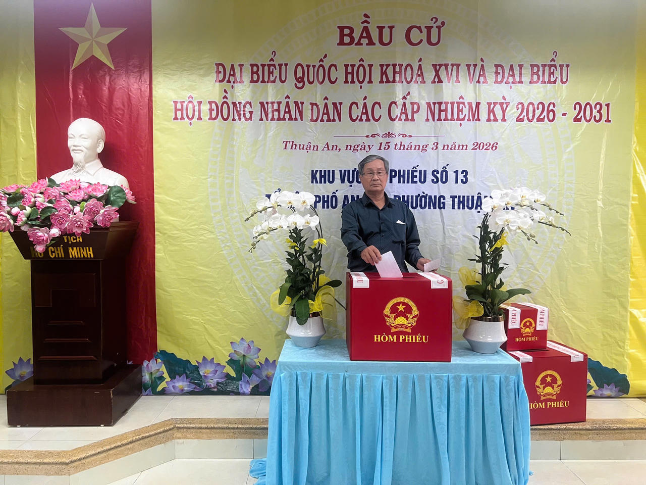 Ngư dân Nguyễn Khơ tham gia bỏ phiếu trong ngày hội lớn của toàn dân.