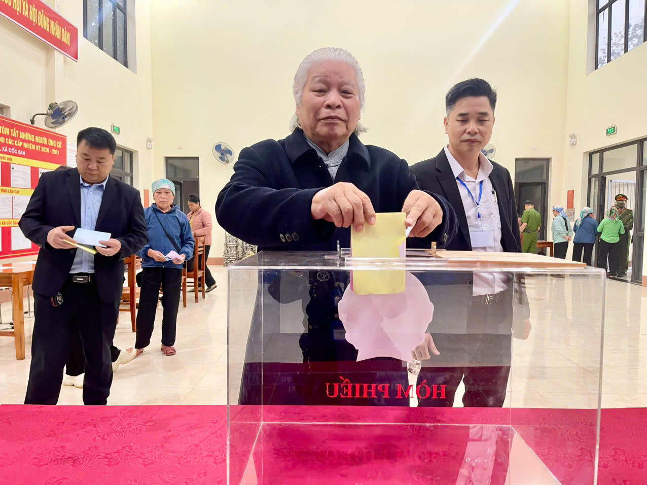 Cử tri Lào Cai hăng hái tham gia bầu cử