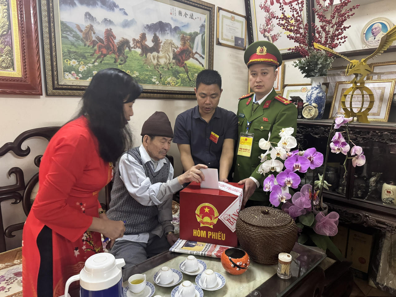 Doanh nhân Nguyễn Duy Hồng tham gia bỏ phiếu bầu cử tại Hà Nội