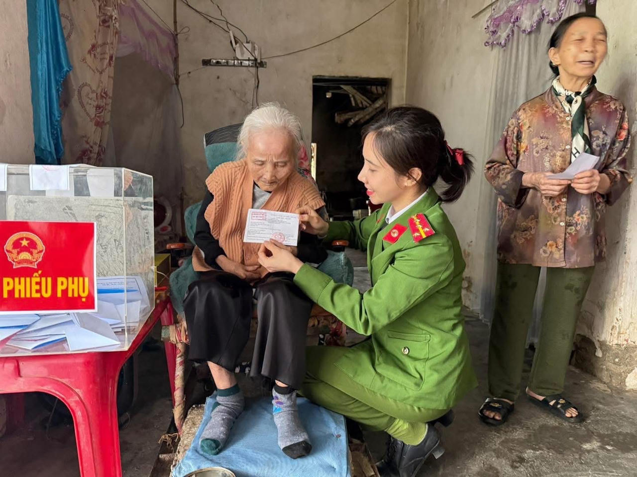 Lá phiếu của những cử tri "đặc biệt" tại Cao Bằng