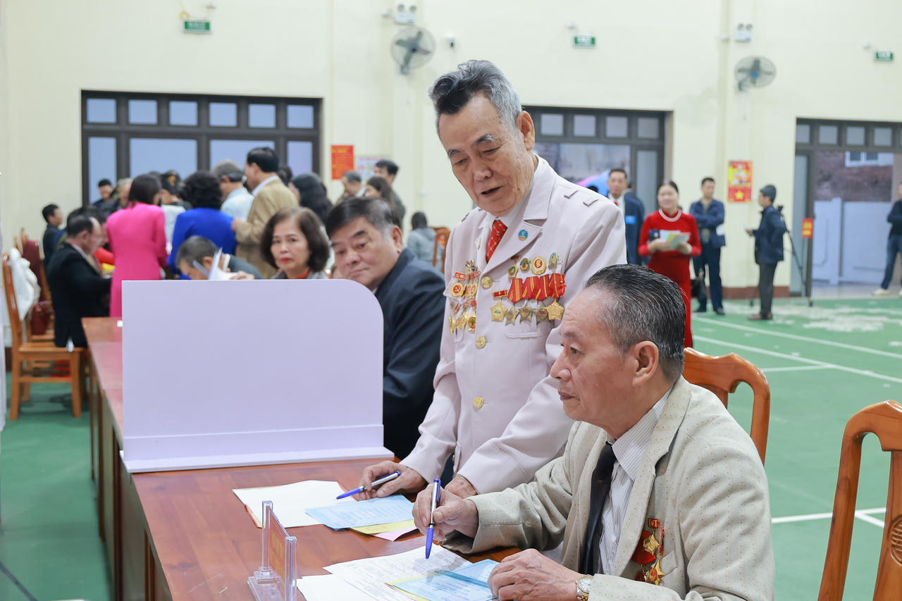 Cử tri Lào Cai hăng hái tham gia bầu cử