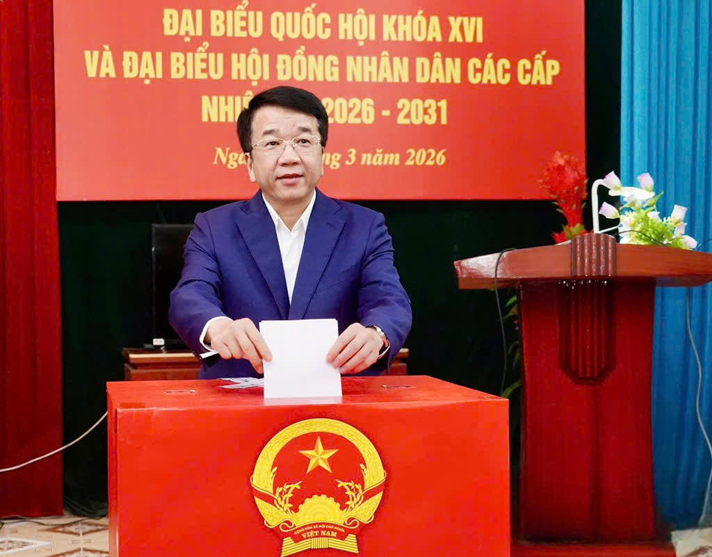 Ông Nguyễn Thanh Bình, Chủ tịch UBND tỉnh Ninh Bình&nbsp;dự lễ khai mạc và tham gia bỏ phiếu tại khu vực bỏ phiếu số 27,&nbsp;phường Hoa Lư.