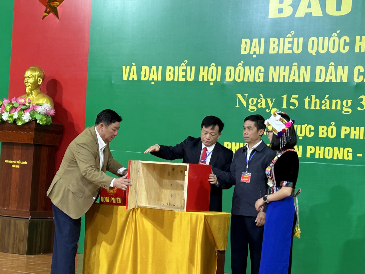 Tổ bầu cử kiểm tra và niêm phong hòm phiếu. 