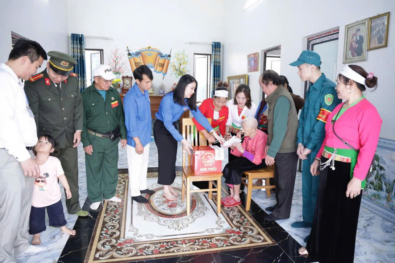 Tại xã Yên Xuân, những hòm phiếu phụ đã được tổ bầu cử mang đến tận nhà để các cụ thực hiện quyền và nghĩa vụ công dân của mình.