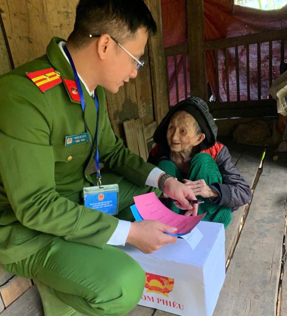 Cụ Hoàng Thị Tồng, dân tộc Mông, xóm Lũng Liềm, xã Yên Thổ, sinh năm 1907 (119 tuổi). (Ảnh: PV)