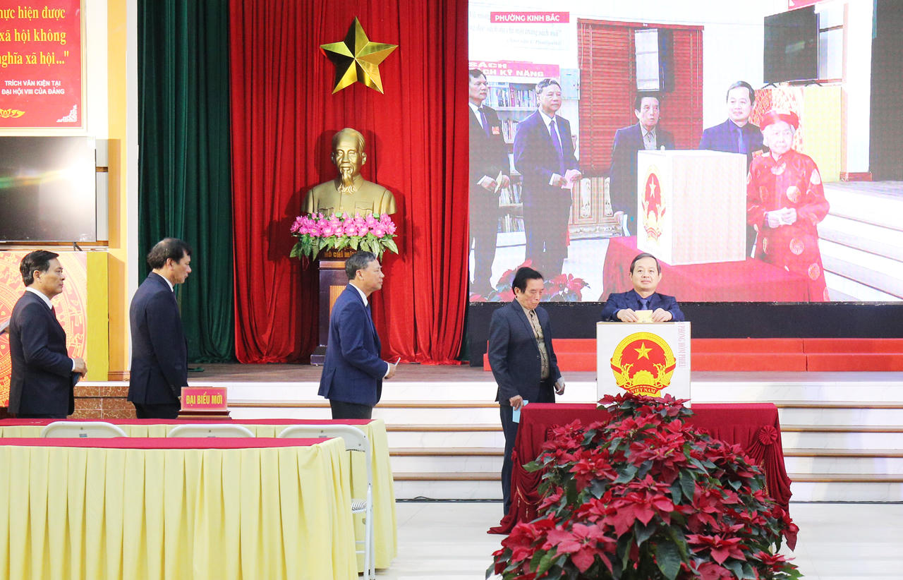 Chủ tịch UBND tỉnh Bắc Ninh Phạm Hoàng Sơn và các cử tri bỏ phiếu bỏ phiếu bầu cử ĐBQH khóa XVI và đại biểu HĐND các cấp nhiệm kỳ 2026 - 2031.