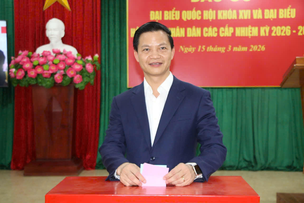 Chủ tịch UBND tỉnh Thái Nguyên Vương Quốc Tuấn thực hiện quyền bầu cử.