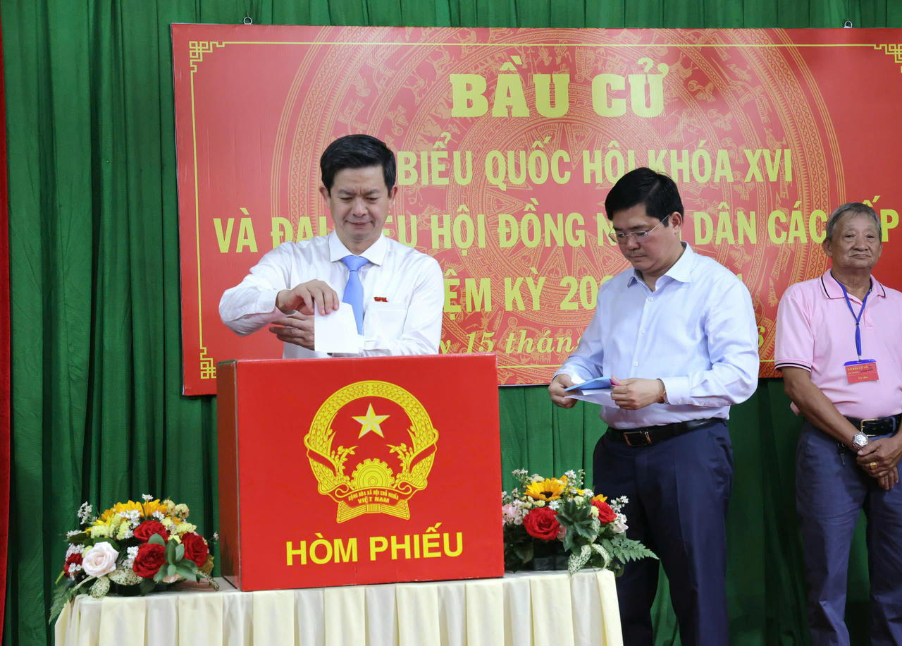 Ông Lê Quang Tùng - Bí thư Thành ủy Cần Thơ bỏ phiếu bầu cử.