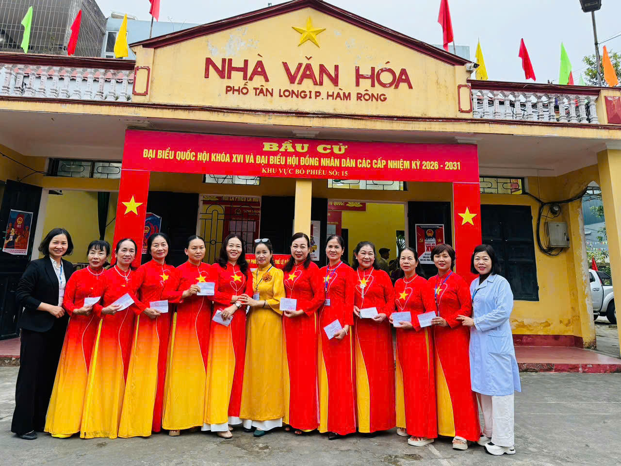 Nhiều nữ cử tri tại điểm bầu cử số 15, phường Hàm Rồng, tỉnh Thanh Hóa đã mặc áo dài Cờ đỏ sao vàng trong Ngày bầu cử, như một cách thể hiện niềm tự hào và tinh thần trách nhiệm khi cầm lá phiếu thực hiện quyền, nghĩa vụ công dân.Ảnh: Vân Anh