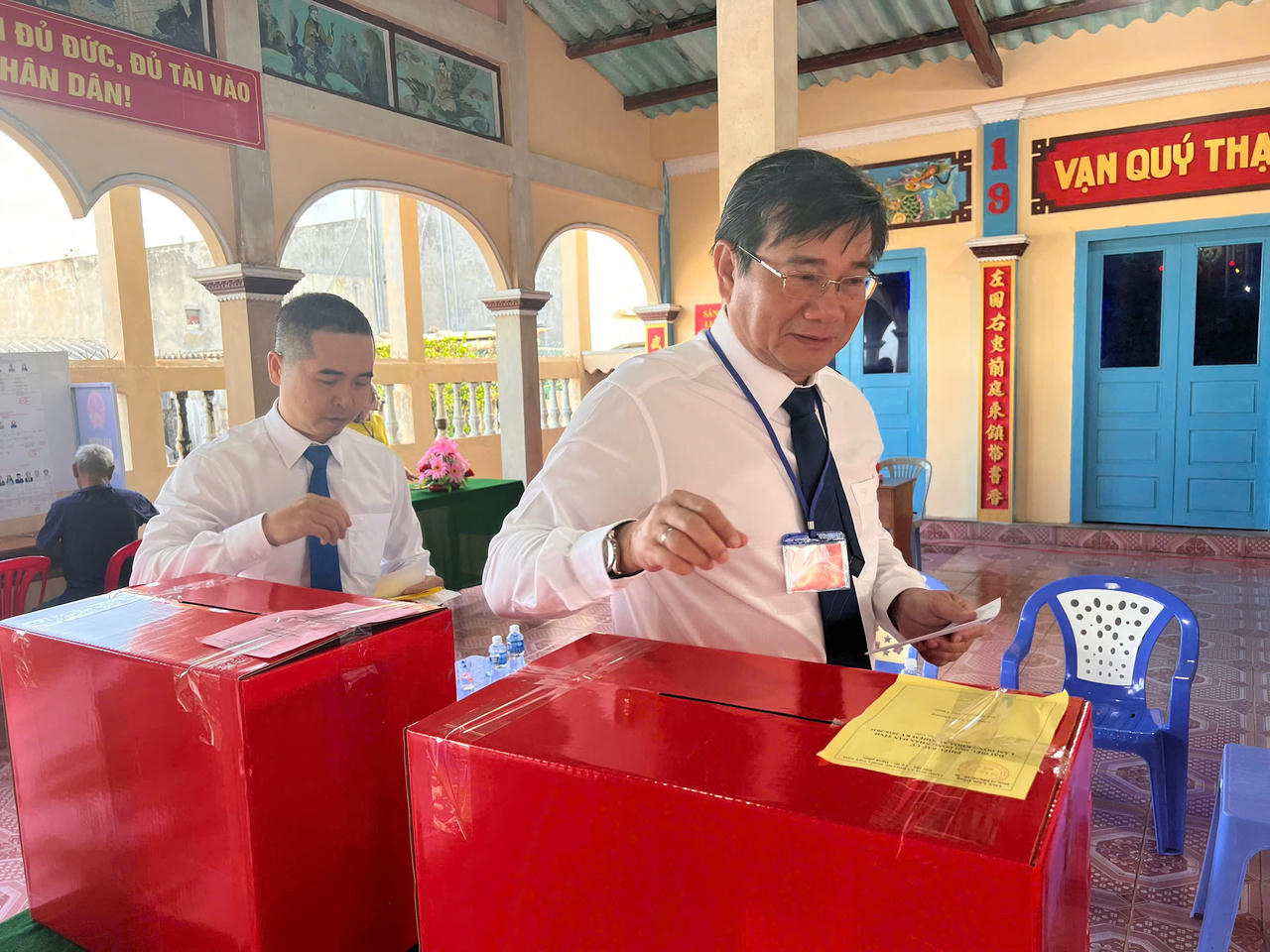 Ông Đỗ Thái Dương, Bí thư đặc khu Phú Quý tham gia bỏ phiếu.