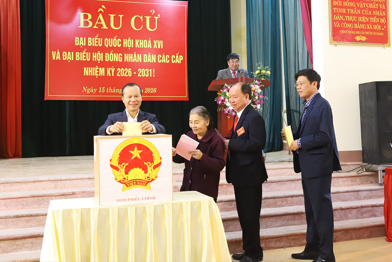 Ông Mai Sơn, Phó Chủ tịch UBND tỉnh Bắc Ninh và lãnh đạo phường Chũ cùng các cử tri bỏ phiếu.