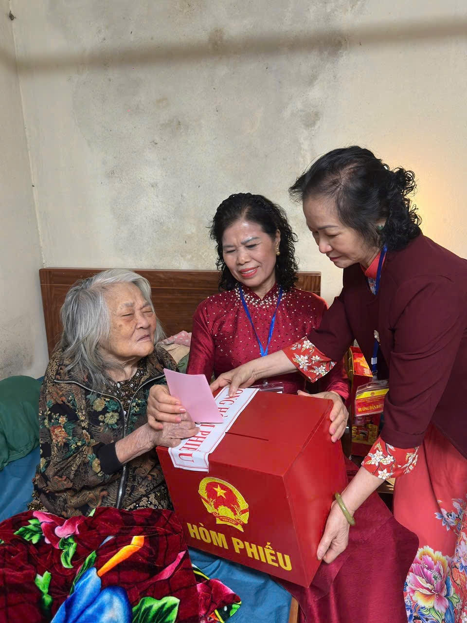 Không để ai bỏ lại phía sau, các tổ bầu cử Hà Nội đưa hòm phiếu đến với cử tri cao tuổi