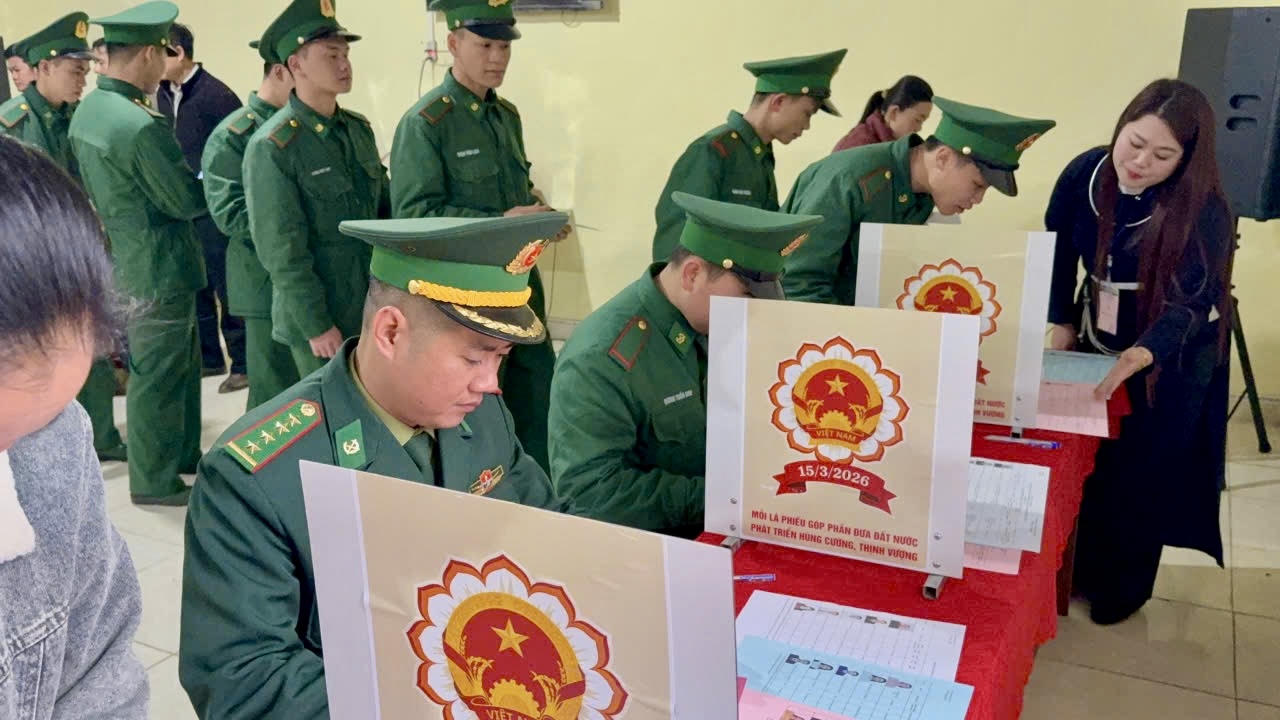 Cán bộ, chiến sĩ Bộ đội Biên phòng Quốc tế Trà Lĩnh thực hiện quyền công dân trong ngày bầu cử đại biểu Quốc hội và Hội đồng nhân dân các cấp.