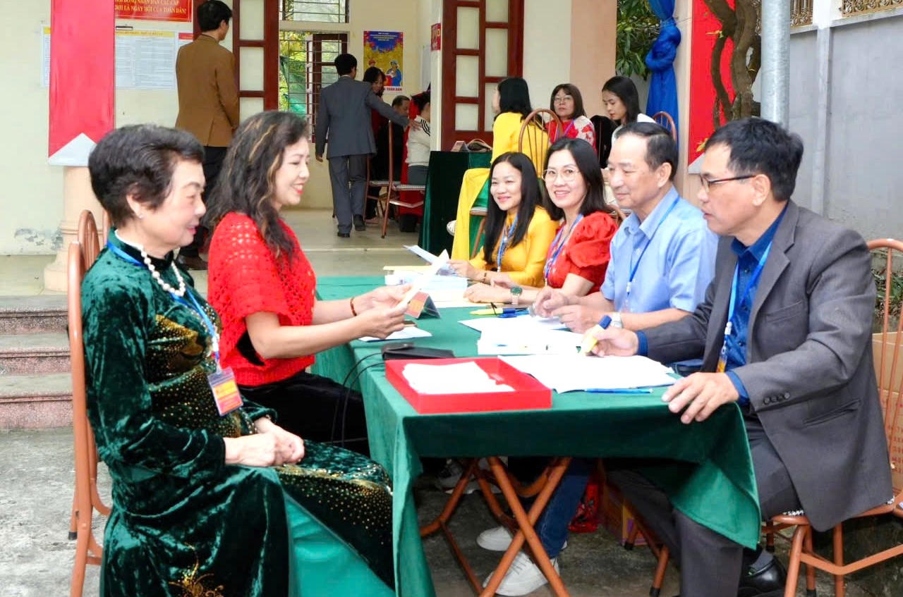 Tổ bầu cử số 5, phường Nam Định đang hướng dẫn cử tri làm thủ tục bỏ phiếu từ rất sớm. (Ảnh: Bùi Tuấn)