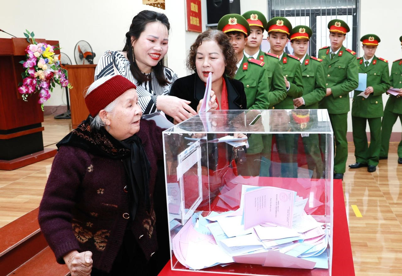 Người cao tuổi nô nức đi bầu cử, thể hiện trách nhiệm công dân của mình. (Ảnh: CTV)