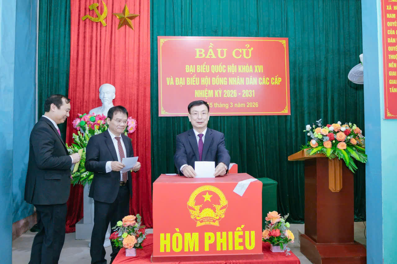 Ông Phạm Đình Nghị, nguyên Chủ tịch UBND tỉnh Nam Định (cũ) tham gia bỏ phiếu tại&nbsp;khu vực bỏ phiếu số 16, phường Thiên Trường.