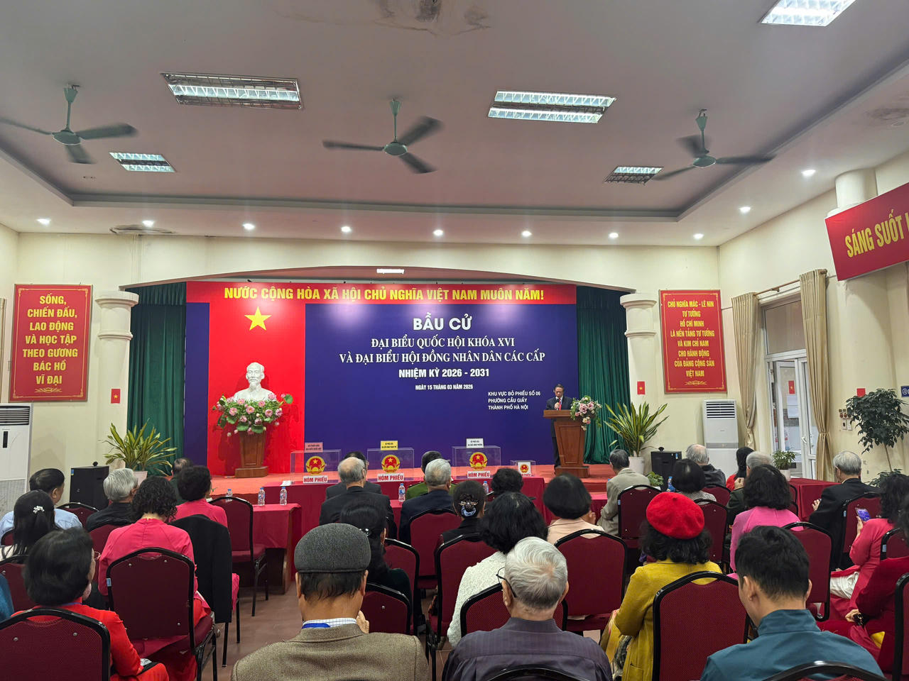 Cử tri Hà Nội hân hoan trong ngày bầu cử 