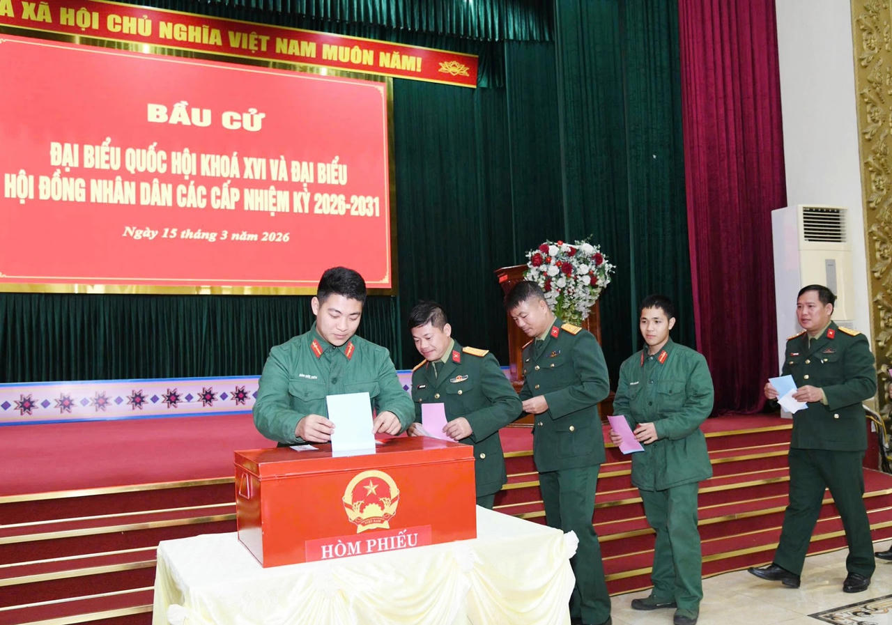 Cử tri Thái Nguyên hân hoan trong ngày bầu cử