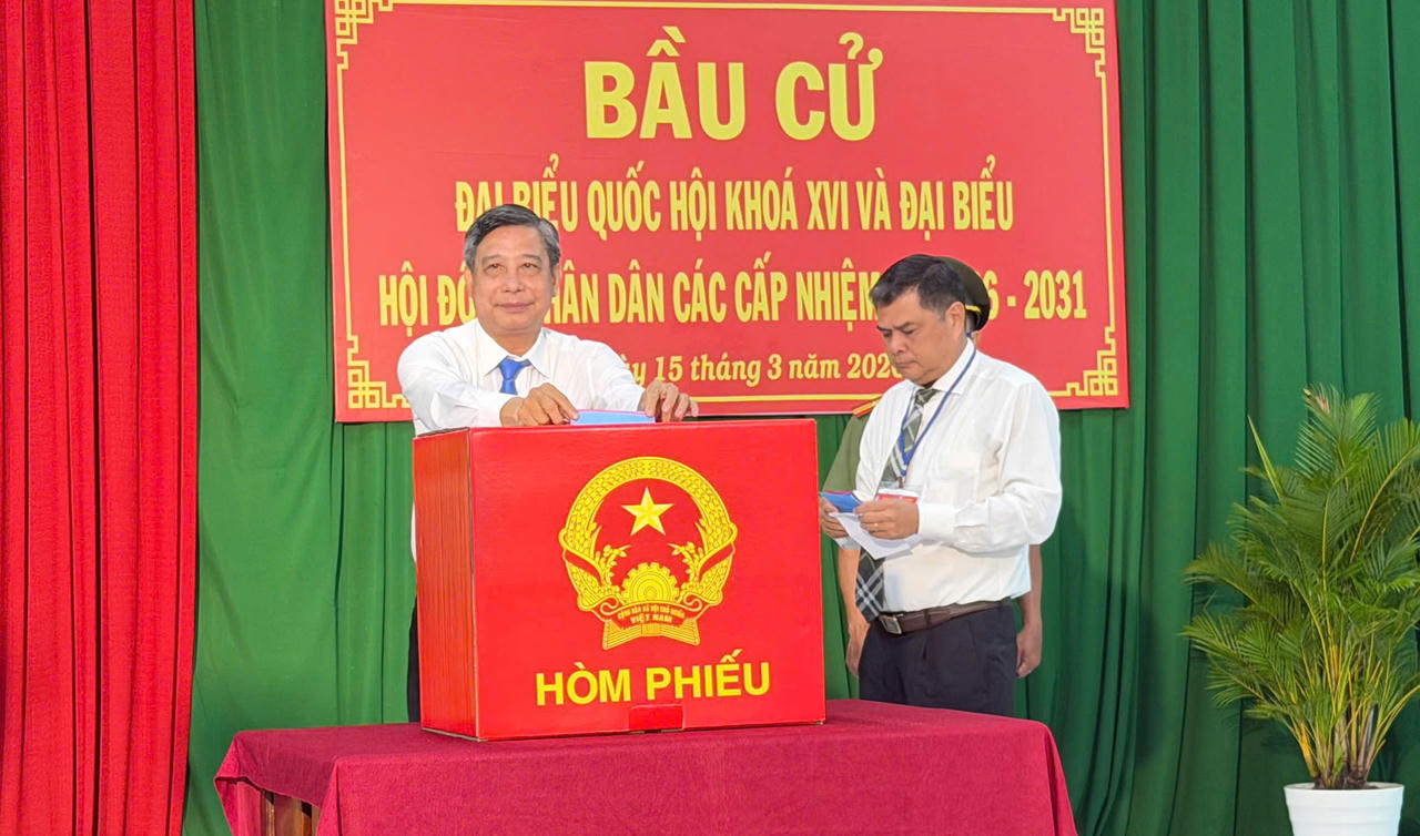 Ông Đồng Văn Thanh - Phó Bí thư Thường trực Thành ủy Cần Thơ bỏ phiếu bầu cử.