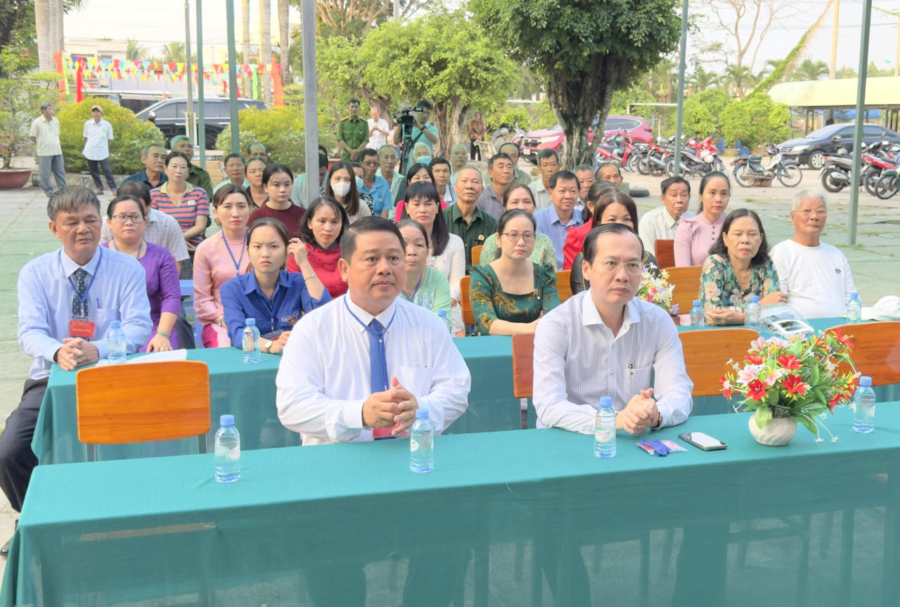 Ông Trần Trí Quang - Phó Bí thư Tỉnh ủy, Chủ tịch UBND tỉnh, Chủ tịch Ủy ban Bầu cử tỉnh Vĩnh Long (bên phải, hàng đầu) dự lễ khai mạc bầu cử tại Tổ bầu cử số 3, khóm Tân Thuận An, phường Tân Ngãi.