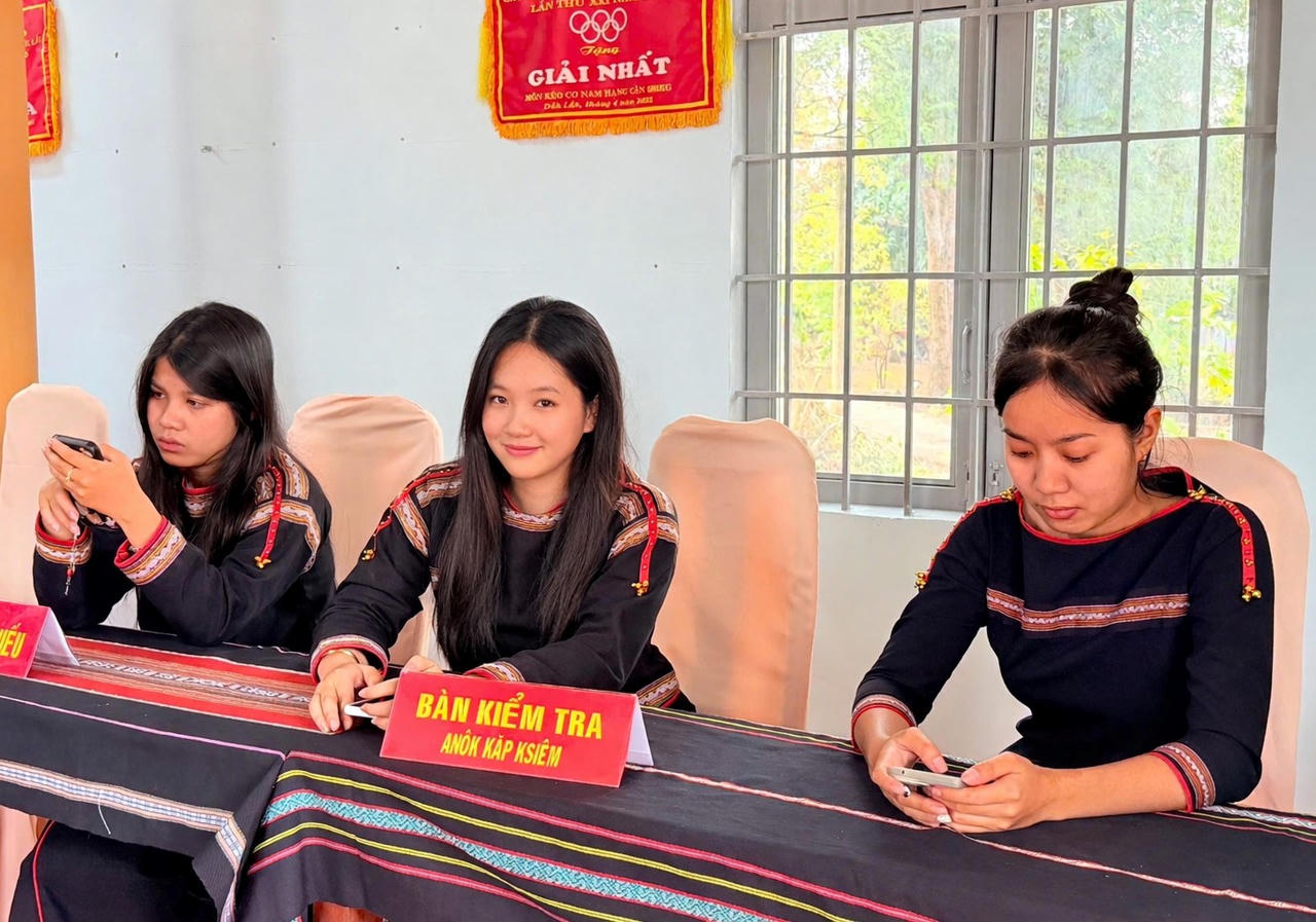 Tuổi trẻ Đắk Lắk hỗ trợ công tác bầu cử trong ngày hội non sông.