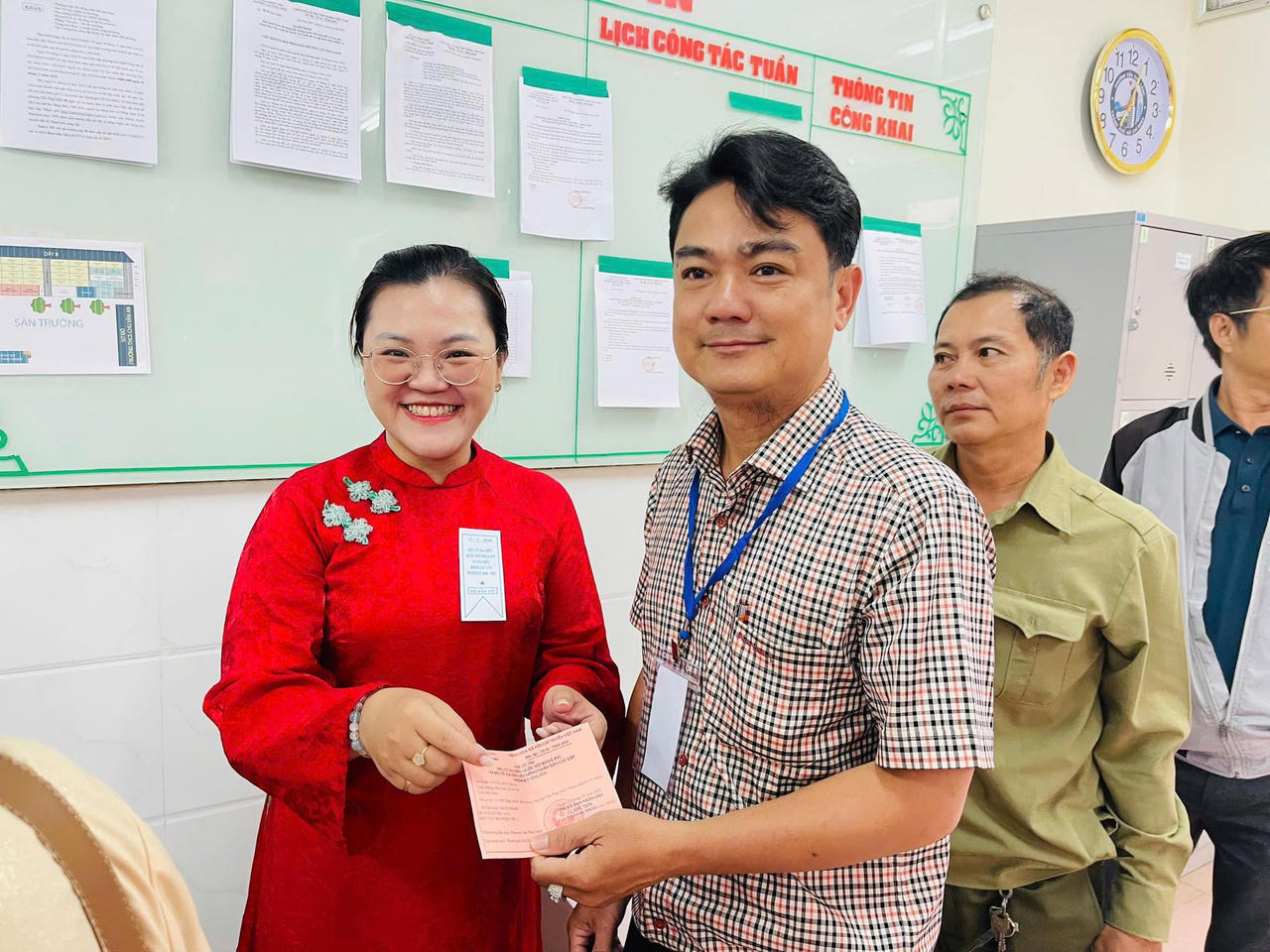 Một cử tri hoàn thành nhiệm vụ.