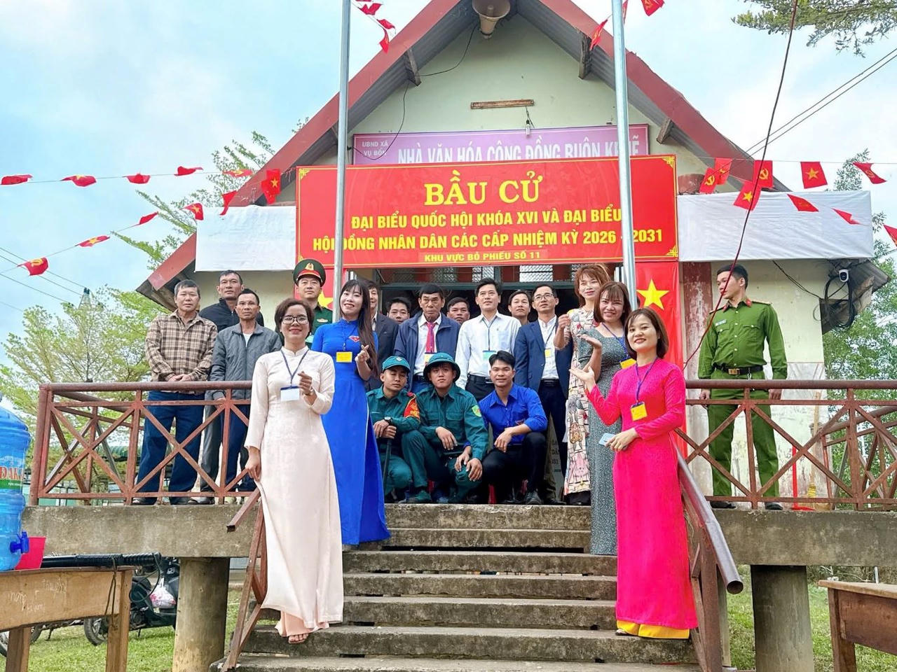 Cử tri đi bầu cử với không khí vui vẻ, check-in khu vực, địa điểm.