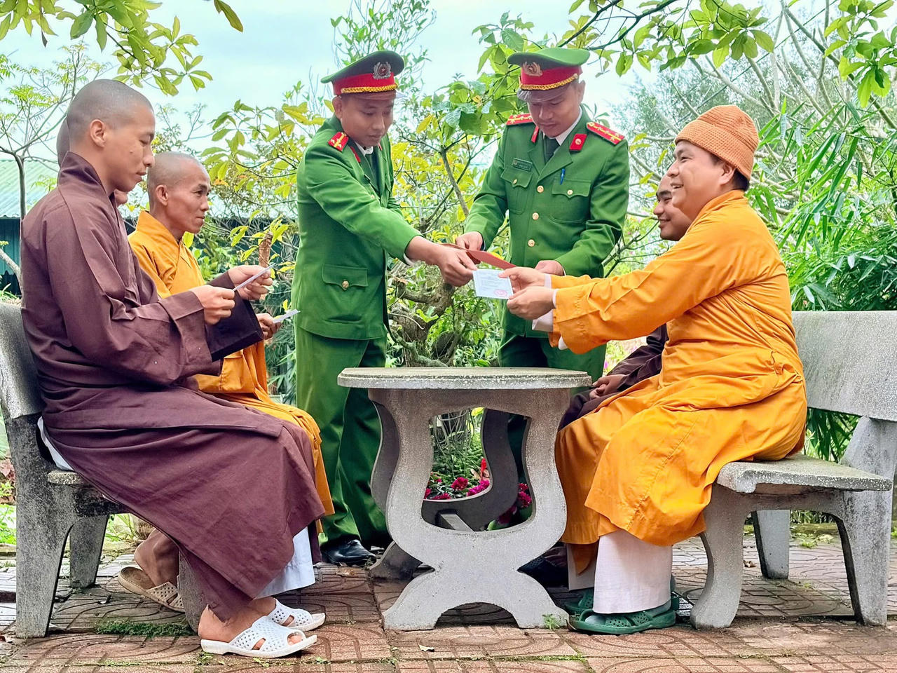 Chư tăng, phật tử tích cực tham gia ngày hội bầu cử