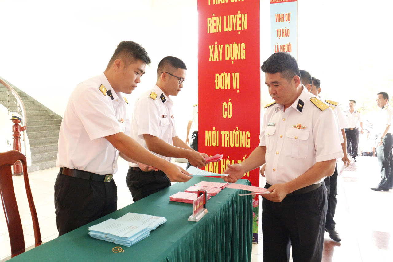 Cử tri bỏ phiếu bầu cử tại khu vực bỏ phiếu số 25, phường Bắc Cam Ranh.