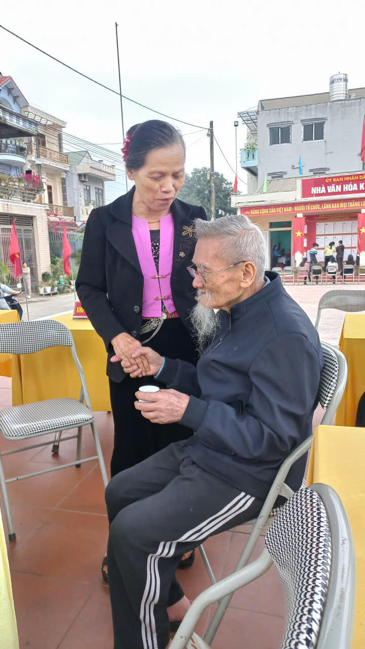 Cử tri 97 tuổi, cụ &ocirc;ng Trần Đ&igrave;nh Tuy trực tiếp đến Tổ bầu cử khu Đo&agrave;n Kết, x&atilde; Kim B&ocirc;i tỉnh Ph&uacute; Thọ&nbsp;để bỏ phiếu bầu. (Ảnh: Trần Cương)&nbsp;