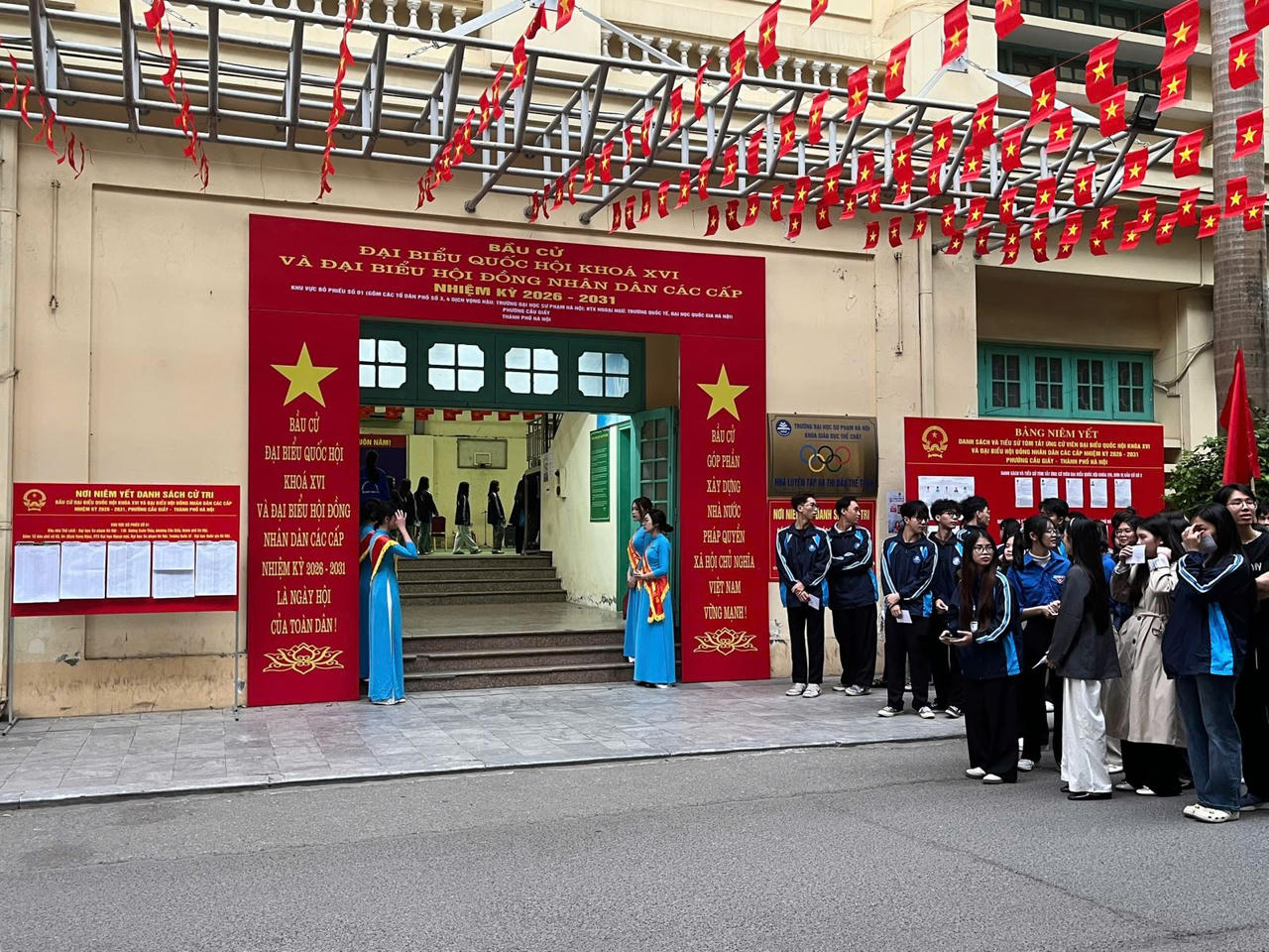Khu vực bỏ phiếu số 01 có sự góp mặt của các sinh viên từ rất sớm.